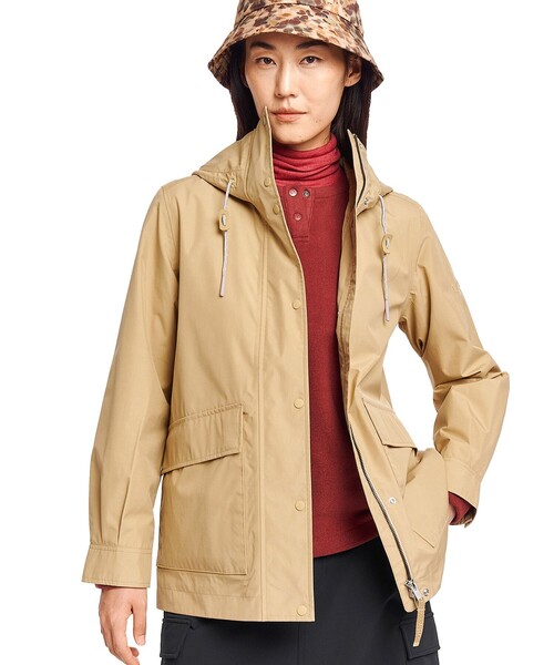 AIGLE(エーグル)の「GORE-TEX ゴアテックス 防水 防風 透湿 2レイヤー フィッシュテールフーデッドジャケット(マウンテンパーカー・レディース・ベージュ/セージグリーン/ブラック・36/40/38/42)」の1枚目の写真