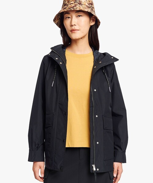 AIGLE(エーグル)の「GORE-TEX ゴアテックス 防水 防風 透湿 2レイヤー フィッシュテールフーデッドジャケット(マウンテンパーカー・レディース・ベージュ/セージグリーン/ブラック・36/40/38/42)」の2枚目の写真