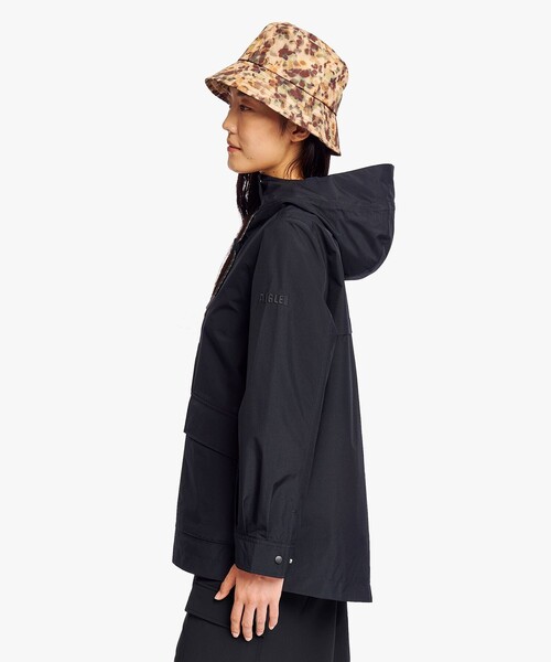 AIGLE(エーグル)の「GORE-TEX ゴアテックス 防水 防風 透湿 2レイヤー フィッシュテールフーデッドジャケット(マウンテンパーカー・レディース・ベージュ/セージグリーン/ブラック・36/40/38/42)」の21枚目の写真