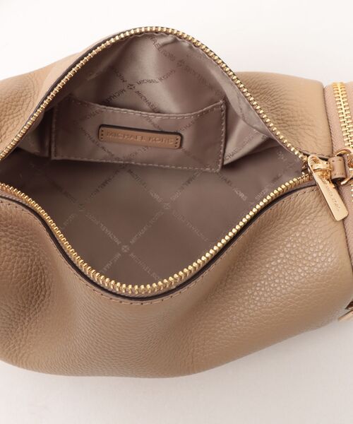 MICHAEL KORS（マイケルコース）の「JET SET TRAVEL SM EW XBODY（ショルダーバッグ・レディース・キャメル・FREE）」の4枚目の写真
