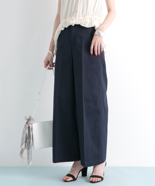 URBAN RESEARCH（アーバンリサーチ）の「UR コットンツイルワイドパンツ（チノパンツ・レディース・ネイビー/ベージュ・38/36）」の2枚目の写真