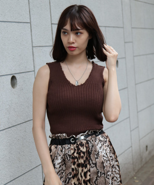 PAGEBOY（ページボーイ）の「ダメージVネックノースリニット（タンクトップ・レディース・ブラック/ダークブラウン/アイボリー/モカ・FREE）」の4枚目の写真
