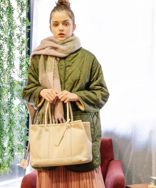 cache cache（カシュ カシュ）の「カシュカシュ cachecache / パーテーションキャンバストートバッグL（トートバッグ・レディース・ブラック/ネイビー/グレー/レッド/カーキ/キャメル/パイソン/ベージュ系その他/レオパード/シルバー/ゴールド/イエロー/アイボリー/ライトブルー・FREE）」の2枚目の写真