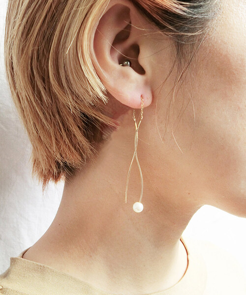 ISS（イズ）の「ISS：ウェーブ　パールロングピアス 19P-15s（ピアス（両耳用）・レディース・ゴールド・FREE）」の3枚目の写真