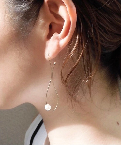 ISS（イズ）の「ISS：ウェーブ　パールロングピアス 19P-15s（ピアス（両耳用）・レディース・ゴールド・FREE）」の4枚目の写真