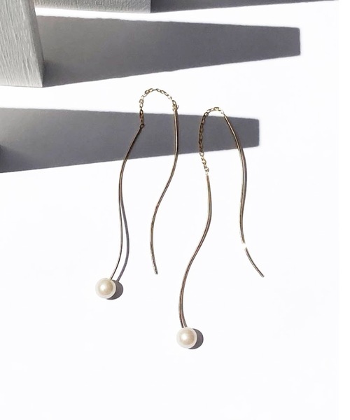 ISS（イズ）の「ISS：ウェーブ　パールロングピアス 19P-15s（ピアス（両耳用）・レディース・ゴールド・FREE）」の6枚目の写真