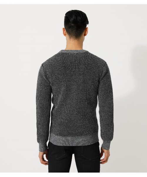 AZUL by moussy（アズールバイマウジー）の「WAFFLE STITCH CN KNIT/ワッフルステッチクルーネックニット（ニット/セーター・メンズ・ブラック/オフホワイト/グレー系その他・SMALL/MEDIUM/LARGE）」の6枚目の写真
