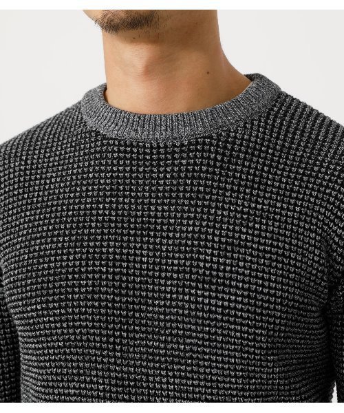 AZUL by moussy（アズールバイマウジー）の「WAFFLE STITCH CN KNIT/ワッフルステッチクルーネックニット（ニット/セーター・メンズ・ブラック/オフホワイト/グレー系その他・SMALL/MEDIUM/LARGE）」の5枚目の写真
