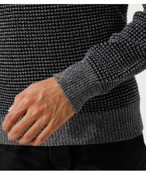 AZUL by moussy（アズールバイマウジー）の「WAFFLE STITCH CN KNIT/ワッフルステッチクルーネックニット（ニット/セーター・メンズ・ブラック/オフホワイト/グレー系その他・SMALL/MEDIUM/LARGE）」の4枚目の写真