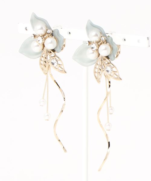Cupid Heart(キューピッドハート)の「【Cupid Heart】結婚式アクセサリー フルール イヤリング(イヤリング・レディース・オフホワイト/グレイッシュブルー・MEDIUM)」の5枚目の写真