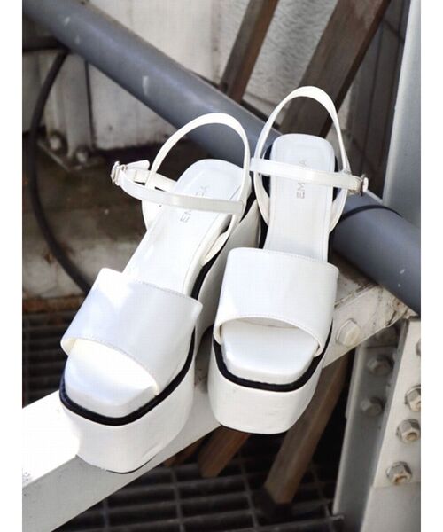 EMODA（エモダ）の「カーブラインタンクサンダル（サンダル・レディース・ホワイト/ブラック/シルバー・SMALL/MEDIUM/LARGE）」の2枚目の写真