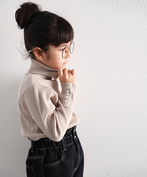 classicalelf（クラシカルエルフ）の「キッズ 袖シェルボタン付きタートルネックリブニット(長袖)（ニット/セーター・キッズ・ブラック/ベージュ/アイボリー/モカ・130/140/150）」の2枚目の写真