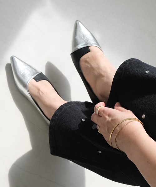 AmiAmi（アミアミ）の「バイカラーポインテッドトゥフラットパンプス（パンプス・レディース・ブラック/レオパード/グリーン系その他/アイボリー/キャメル/ライトグレー/パイソン/シルバー系その他/ブラウン系その他/ゼブラ/ラベンダー/イエロー/グレイッシュベージュ/ベージュ/ブラック系その他/ベージュ系その他/ライトベージュ/ブラック系その他2/ブロンズ/ブラック×シルバー/シルバー/ブラック系その他4/ブラック系その他3/シャンパン・38/39/35/36/37/41/40/34）」の4枚目の写真