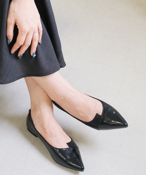 AmiAmi（アミアミ）の「バイカラーポインテッドトゥフラットパンプス（パンプス・レディース・ブラック/レオパード/グリーン系その他/アイボリー/キャメル/ライトグレー/パイソン/シルバー系その他/ブラウン系その他/ゼブラ/ラベンダー/イエロー/グレイッシュベージュ/ベージュ/ブラック系その他/ベージュ系その他/ライトベージュ/ブラック系その他2/ブロンズ/ブラック×シルバー/シルバー/ブラック系その他4/ブラック系その他3/シャンパン・38/39/35/36/37/41/40/34）」の6枚目の写真