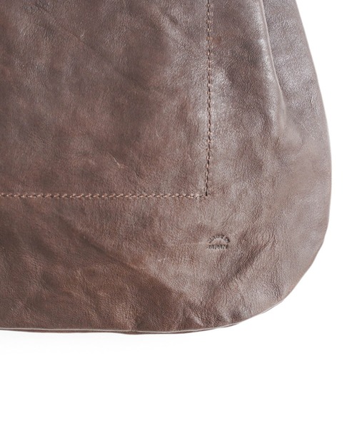 ARTS & CRAFTS(アーツアンドクラフト)の「アーツアンドクラフツ / VEGETABLE HORSE LEATHER ベジタブルホースレザー / DROP SHAPE POUCH M ドロップシェイプポーチM(ショルダーバッグ・メンズ・グレイッシュベージュ/チョコ/イエロー/グレー/ブラック/キャメル/オリーブ・FREE)」の13枚目の写真