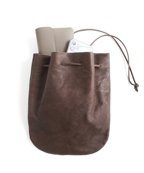 ARTS & CRAFTS(アーツアンドクラフト)の「アーツアンドクラフツ / VEGETABLE HORSE LEATHER ベジタブルホースレザー / DROP SHAPE POUCH M ドロップシェイプポーチM(ショルダーバッグ・メンズ・グレイッシュベージュ/チョコ/イエロー/グレー/ブラック/キャメル/オリーブ・FREE)」の15枚目の写真