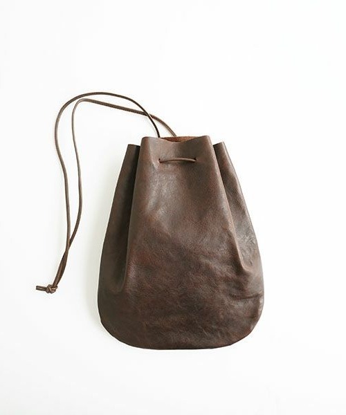 ARTS & CRAFTS(アーツアンドクラフト)の「アーツアンドクラフツ / VEGETABLE HORSE LEATHER ベジタブルホースレザー / DROP SHAPE POUCH M ドロップシェイプポーチM(ショルダーバッグ・メンズ・グレイッシュベージュ/チョコ/イエロー/グレー/ブラック/キャメル/オリーブ・FREE)」の17枚目の写真