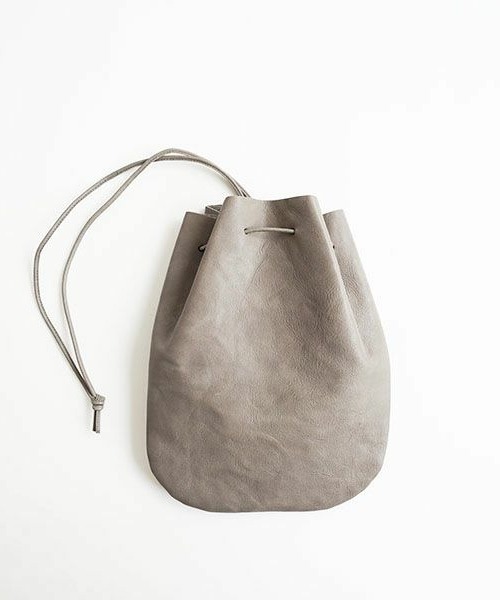 ARTS & CRAFTS(アーツアンドクラフト)の「アーツアンドクラフツ / VEGETABLE HORSE LEATHER ベジタブルホースレザー / DROP SHAPE POUCH M ドロップシェイプポーチM(ショルダーバッグ・メンズ・グレイッシュベージュ/チョコ/イエロー/グレー/ブラック/キャメル/オリーブ・FREE)」の19枚目の写真