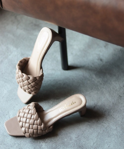 SESTO（セスト）の「ツイストメッシュのスクエアトゥプレートヒールミュールサンダル（サンダル・レディース・ブラック/ブラウン/アイボリー/グレイッシュベージュ・LL/3L/S/M/L）」の5枚目の写真