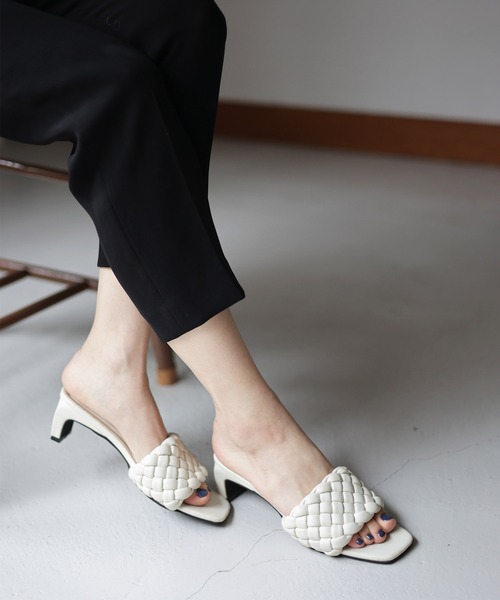 SESTO（セスト）の「ツイストメッシュのスクエアトゥプレートヒールミュールサンダル（サンダル・レディース・ブラック/ブラウン/アイボリー/グレイッシュベージュ・LL/3L/S/M/L）」の6枚目の写真