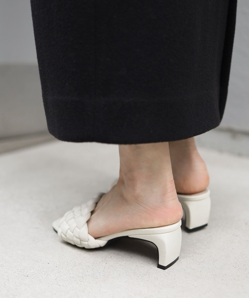 SESTO（セスト）の「ツイストメッシュのスクエアトゥプレートヒールミュールサンダル（サンダル・レディース・ブラック/ブラウン/アイボリー/グレイッシュベージュ・LL/3L/S/M/L）」の20枚目の写真