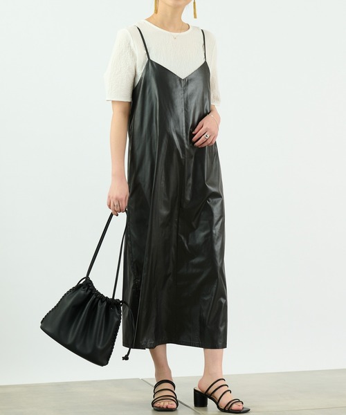 COLONY 2139（コロニートゥーワンスリーナイン）の「チンツ加工キャミワンピース（ワンピース・レディース・ブラック/ベージュ/ブルー・MEDIUM/LARGE）」の4枚目の写真