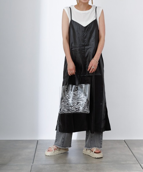 COLONY 2139（コロニートゥーワンスリーナイン）の「チンツ加工キャミワンピース（ワンピース・レディース・ブラック/ベージュ/ブルー・MEDIUM/LARGE）」の22枚目の写真