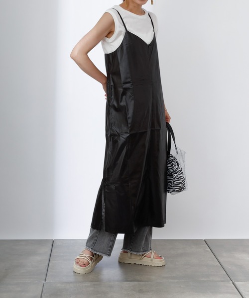 COLONY 2139（コロニートゥーワンスリーナイン）の「チンツ加工キャミワンピース（ワンピース・レディース・ブラック/ベージュ/ブルー・MEDIUM/LARGE）」の21枚目の写真