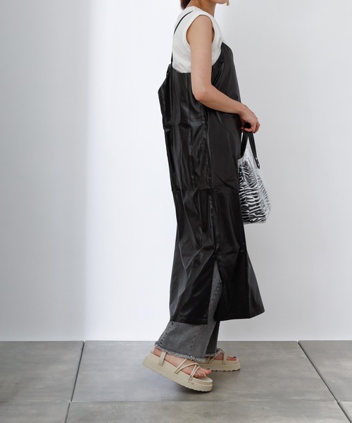 COLONY 2139（コロニートゥーワンスリーナイン）の「チンツ加工キャミワンピース（ワンピース・レディース・ブラック/ベージュ/ブルー・MEDIUM/LARGE）」の20枚目の写真