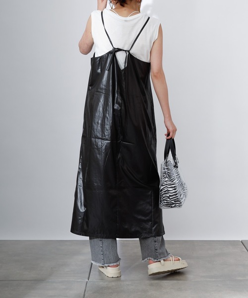 COLONY 2139（コロニートゥーワンスリーナイン）の「チンツ加工キャミワンピース（ワンピース・レディース・ブラック/ベージュ/ブルー・MEDIUM/LARGE）」の19枚目の写真