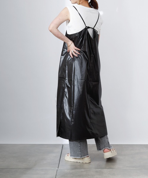 COLONY 2139（コロニートゥーワンスリーナイン）の「チンツ加工キャミワンピース（ワンピース・レディース・ブラック/ベージュ/ブルー・MEDIUM/LARGE）」の18枚目の写真