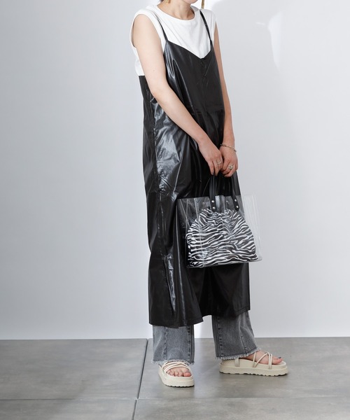 COLONY 2139（コロニートゥーワンスリーナイン）の「チンツ加工キャミワンピース（ワンピース・レディース・ブラック/ベージュ/ブルー・MEDIUM/LARGE）」の17枚目の写真