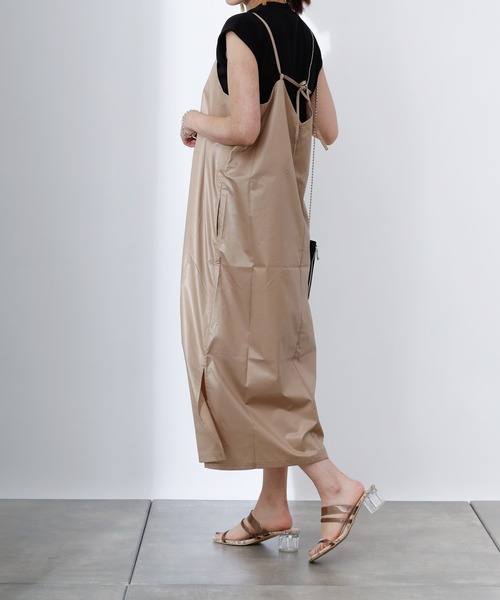 COLONY 2139（コロニートゥーワンスリーナイン）の「チンツ加工キャミワンピース（ワンピース・レディース・ブラック/ベージュ/ブルー・MEDIUM/LARGE）」の13枚目の写真