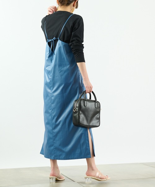 COLONY 2139（コロニートゥーワンスリーナイン）の「チンツ加工キャミワンピース（ワンピース・レディース・ブラック/ベージュ/ブルー・MEDIUM/LARGE）」の5枚目の写真