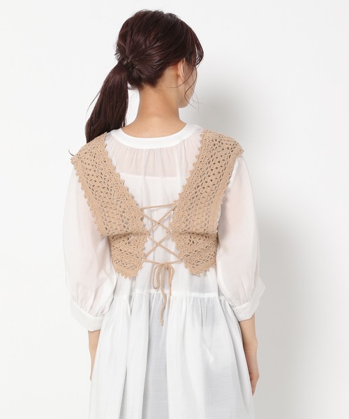 mysty woman(ミスティウーマン)の「かぎ針ビスチェ 945019(ベスト・レディース・オフホワイト/ライトベージュ/ブラック・FREE)」の4枚目の写真