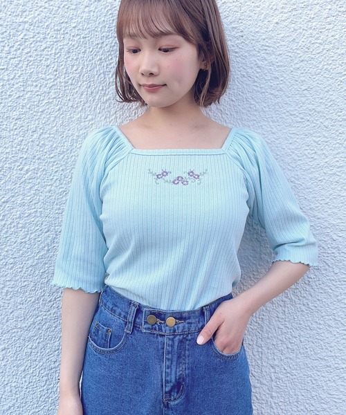 Hamble by Par Avion(ハンブルバイパラビオン)の「刺繍スクエアTee(Tシャツ/カットソー・レディース・アイボリー/オフホワイト/ブルー・ONESIZE)」の3枚目の写真