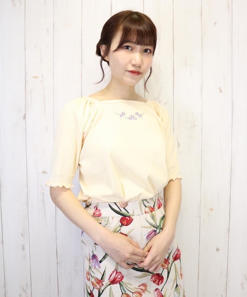 Hamble by Par Avion(ハンブルバイパラビオン)の「刺繍スクエアTee(Tシャツ/カットソー・レディース・アイボリー/オフホワイト/ブルー・ONESIZE)」の1枚目の写真