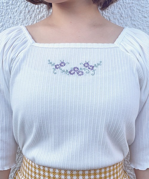 Hamble by Par Avion(ハンブルバイパラビオン)の「刺繍スクエアTee(Tシャツ/カットソー・レディース・アイボリー/オフホワイト/ブルー・ONESIZE)」の7枚目の写真