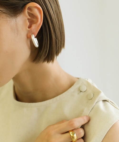 select MOCA（セレクトモカ）の「ハーフカットフープピアス（ピアス（両耳用）・レディース・シルバー/ゴールド・FREE）」の9枚目の写真