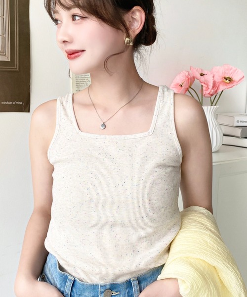 moment+（モーメントプラス）の「【累計販売枚数4万枚突破！】T/Cカットテレコリブ＆カラーネップテレコリブ 前後2WAYスクエアネックタンクトップ（タンクトップ・レディース・ブラック/ベージュ/オフホワイト/ライトグリーン/モカ/杢グレー/グリーン/レッド/オレンジ/ターコイズブルー/ブルー/イエロー×グリーン/クリアグリーン/ナチュラル/ホワイト系その他/ベージュ系その他/オートミール/スミクロ/アイボリー/チャコールグレー・M/L）」の2枚目の写真