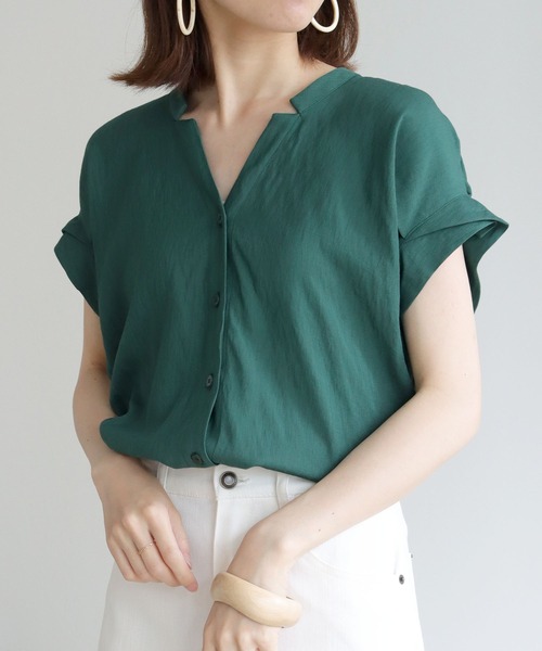 HER CLOSET(ハークローゼット)の「【HERCLOSET】袖タックVネックルーズシャツブラウス(シャツ/ブラウス・レディース・オフホワイト/ブラック/モカ/グリーン・M)」の4枚目の写真