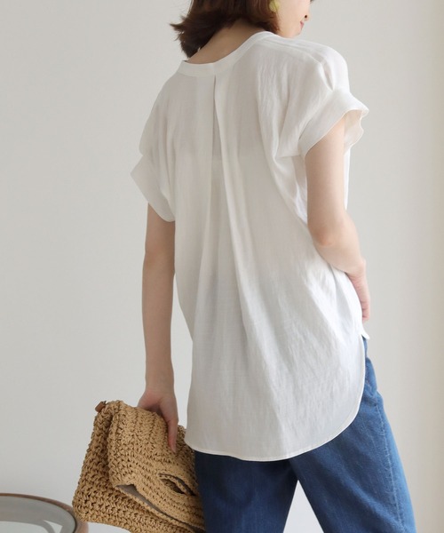 HER CLOSET(ハークローゼット)の「【HERCLOSET】袖タックVネックルーズシャツブラウス(シャツ/ブラウス・レディース・オフホワイト/ブラック/モカ/グリーン・M)」の6枚目の写真