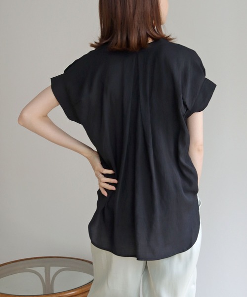 HER CLOSET(ハークローゼット)の「【HERCLOSET】袖タックVネックルーズシャツブラウス(シャツ/ブラウス・レディース・オフホワイト/ブラック/モカ/グリーン・M)」の9枚目の写真
