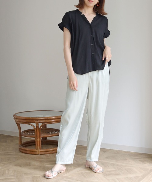 HER CLOSET(ハークローゼット)の「【HERCLOSET】袖タックVネックルーズシャツブラウス(シャツ/ブラウス・レディース・オフホワイト/ブラック/モカ/グリーン・M)」の10枚目の写真