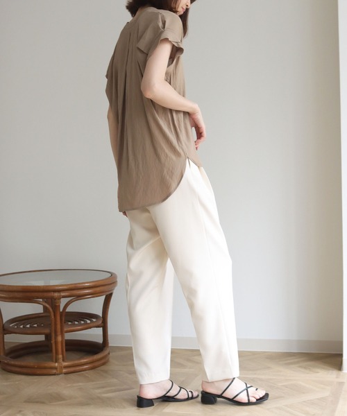 HER CLOSET(ハークローゼット)の「【HERCLOSET】袖タックVネックルーズシャツブラウス(シャツ/ブラウス・レディース・オフホワイト/ブラック/モカ/グリーン・M)」の14枚目の写真