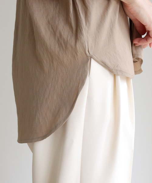 HER CLOSET(ハークローゼット)の「【HERCLOSET】袖タックVネックルーズシャツブラウス(シャツ/ブラウス・レディース・オフホワイト/ブラック/モカ/グリーン・M)」の21枚目の写真