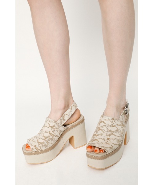 SLY(スライ)の「COVERED CANVAS WEDGE SANDAL サンダル(サンダル・レディース・マルチ/ブラック・LARGE/SMALL/MEDIUM)」の2枚目の写真