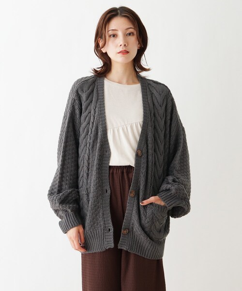 SHOO・LA・RUE(シューラルー)の「◆ざっくりカノコケーブルカーディガン(カーディガン/ボレロ・レディース・ライトブルー/ダークグリーン/アイボリー/サンドベージュ/マスタード/グレー系その他/ライトパープル/ダークブラウン系3/レモンイエロー/ライトグリーン/ライトグレー/ブラック・00)」の5枚目の写真