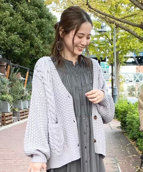 SHOO・LA・RUE(シューラルー)の「◆ざっくりカノコケーブルカーディガン(カーディガン/ボレロ・レディース・ライトブルー/ダークグリーン/アイボリー/サンドベージュ/マスタード/グレー系その他/ライトパープル/ダークブラウン系3/レモンイエロー/ライトグリーン/ライトグレー/ブラック・00)」の4枚目の写真