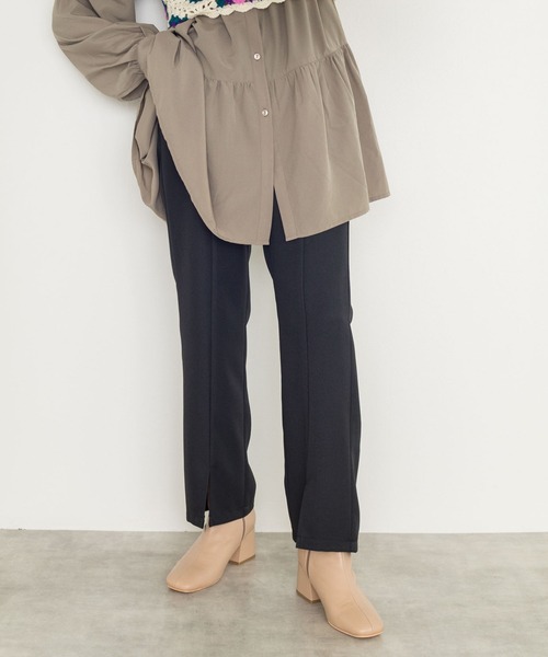 w closet(ダブルクローゼット)の「前スリットセミフレアパンツ(その他パンツ・レディース・ブラック/カーキ/グリーン/ピンク系その他・S/M)」の2枚目の写真